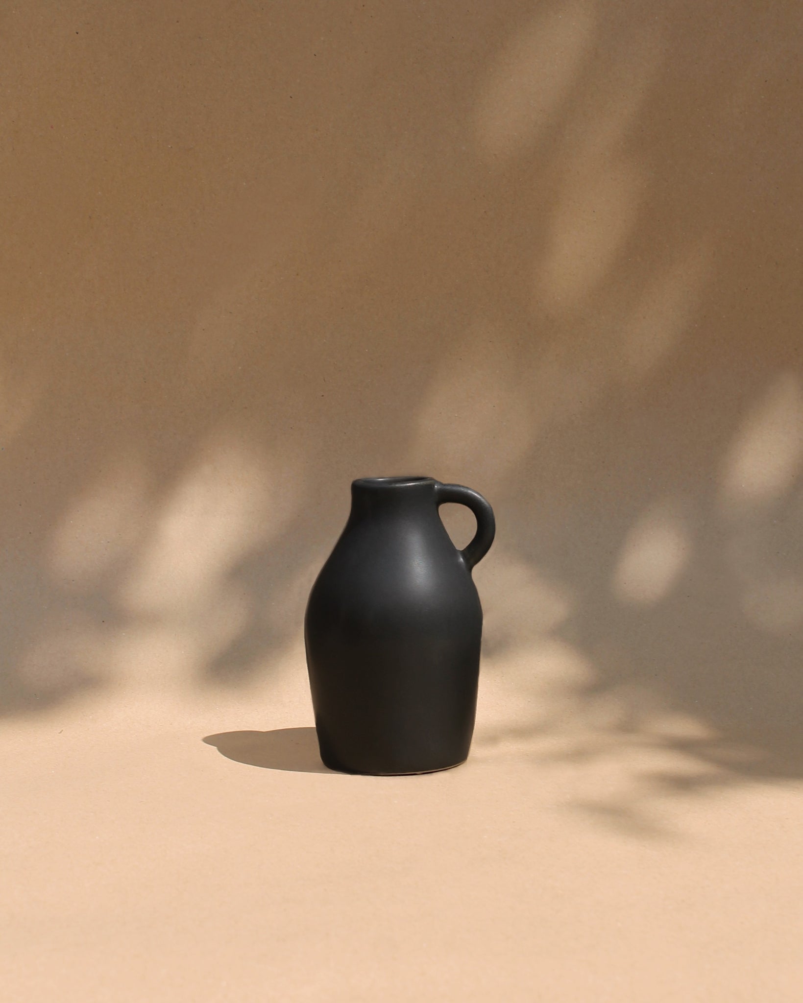 Minimal Shima Vase in black colour