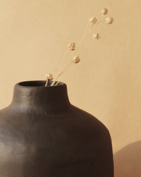 Bare minimum style vase